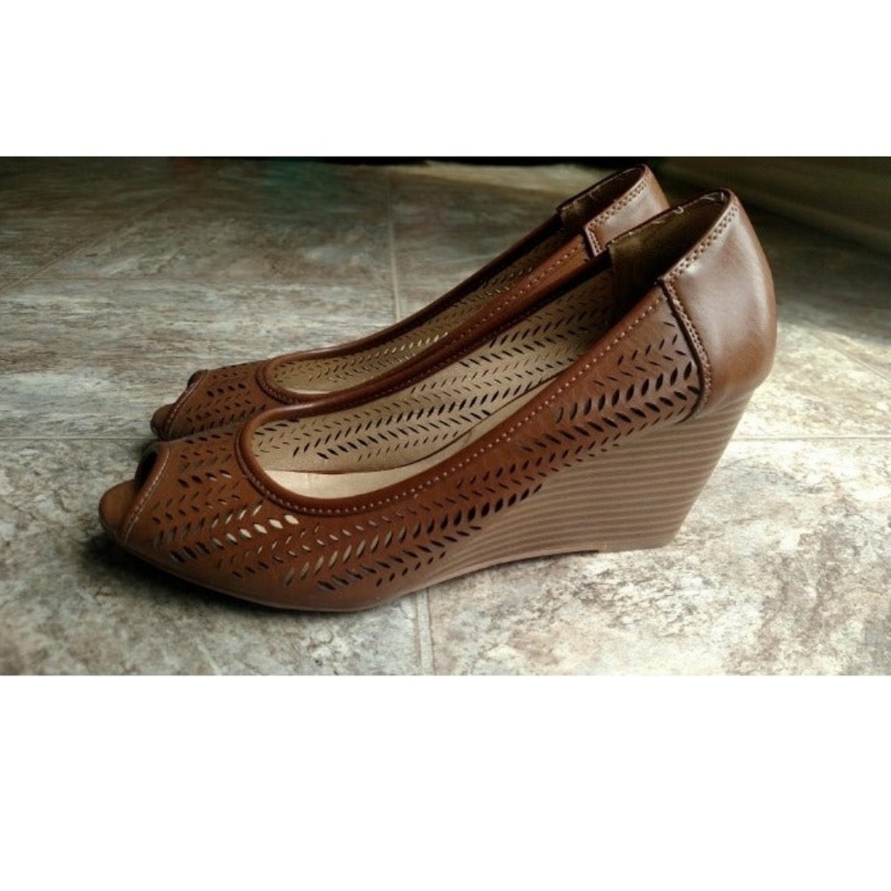 CL Laundry Wedge Peep Toe Cut Out Brown Tan